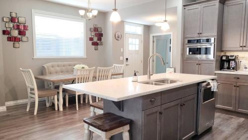 4 Bedroom Home - Walk To Pools And Beach #9 in Osoyoos, Canada