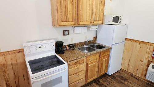 Beargrass Lodging & RV Resort