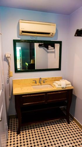 Historic Mardi Gras Inn Room Type - Deluxe Single Room