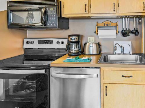ML305 Perfect For Couples Close To Village And Trails WiFi in Snowshoe, USA