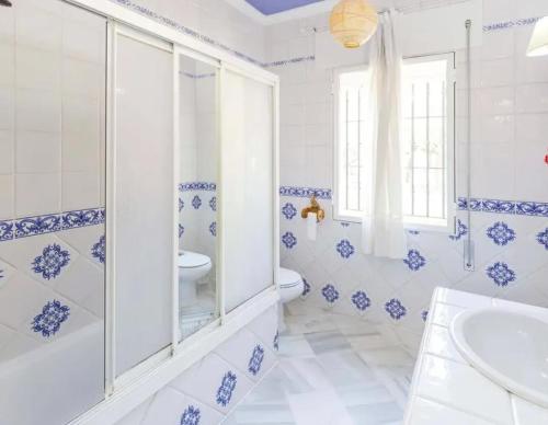 House with 5 bedrooms in Arcos with wonderful lake view private pool furnished terrace 40 km from the beach - image 6