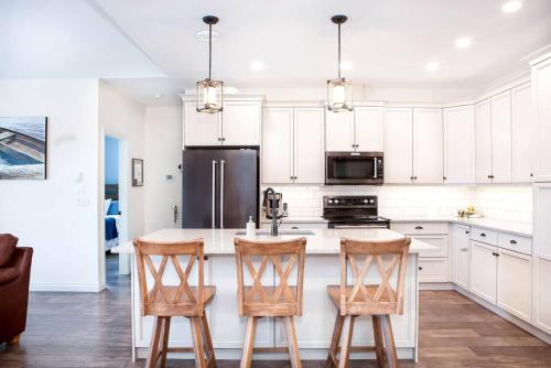 Amazing Burgundy Cottage - Short Walk To The Pools in Osoyoos, Canada