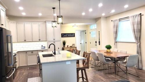 Amazing Burgundy Cottage - Short Walk To The Pools in Osoyoos, Canada