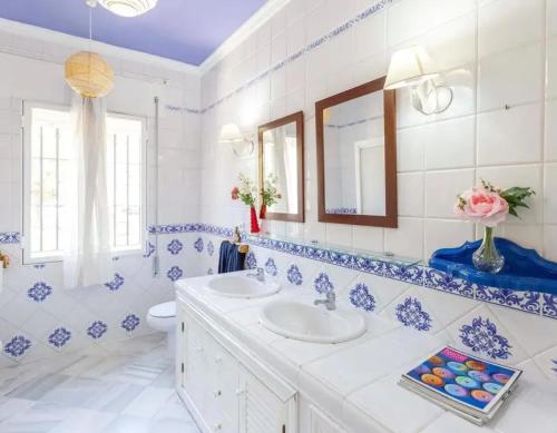 House with 5 bedrooms in Arcos with wonderful lake view private pool furnished terrace 40 km from the beach - image 11