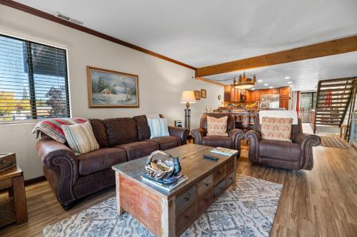Shores Lakefront Condo - Walk to Village, Lake Views, Deck with BBQ in Big Bear Lake, USA