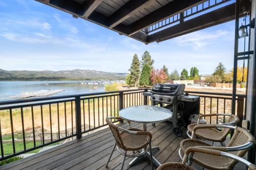 Shores Lakefront Condo - Walk to Village, Lake Views, Deck with BBQ in Big Bear Lake, USA