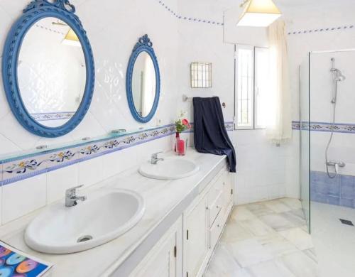 House with 5 bedrooms in Arcos with wonderful lake view private pool furnished terrace 40 km from the beach - image 10