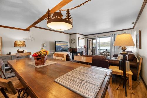 Shores Lakefront Condo - Walk to Village, Lake Views, Deck with BBQ in Big Bear Lake, USA