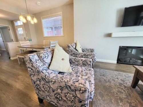Tinhorn Meadow Cottage-walk To The Pool #20 in Osoyoos, Canada