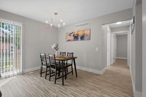 Modern Elegance Two-Bedroom One-Bathroom in Rochester Hills in Rochester Hills, USA