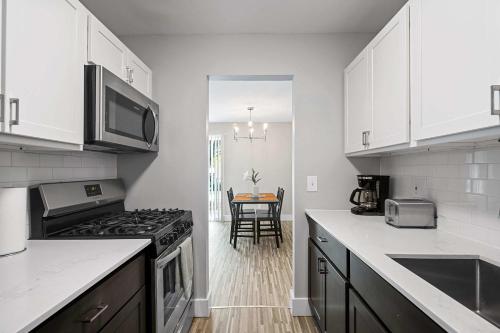 Modern Elegance Two-Bedroom One-Bathroom in Rochester Hills in Rochester Hills, USA
