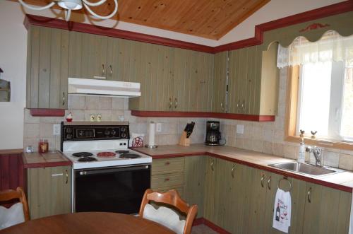 Konyha, Chalet Esmeralda in Piopolis (QC)