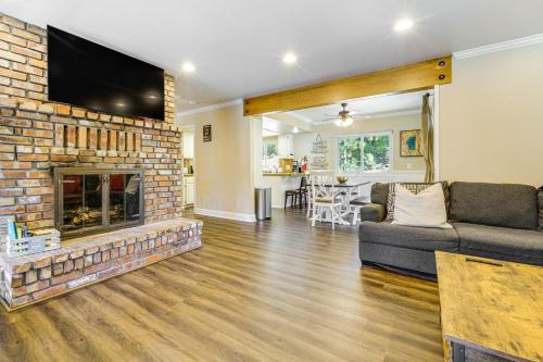 Walk to Donner Lake Truckee Cabin with Private Deck in Truckee, USA