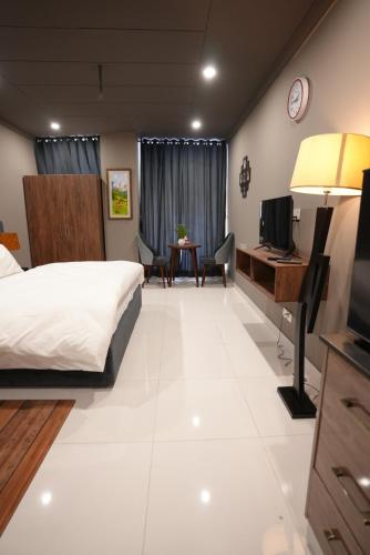 Hotel Crossroads - image 10