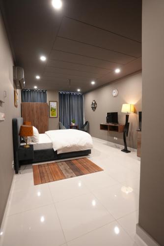 Hotel Crossroads - image 11