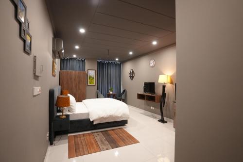 Hotel Crossroads - image 12