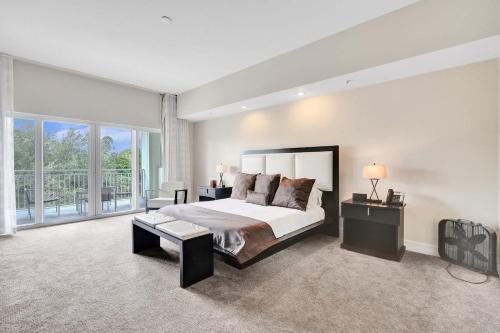 Villa Vista-2 Story w 3Bdrms & Golf View in Miami, USA