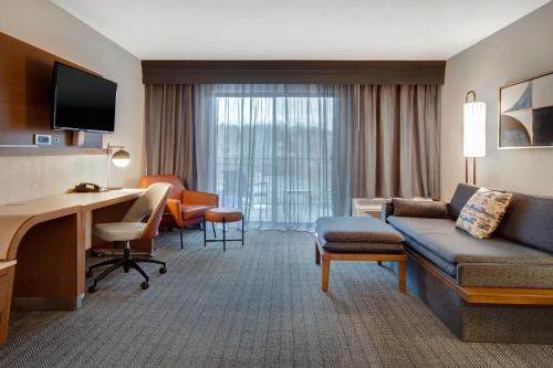 Courtyard by Marriott State College - image 7