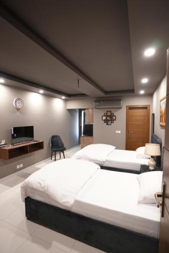 Hotel Crossroads - image 8