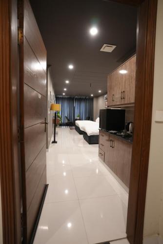 Hotel Crossroads - image 9