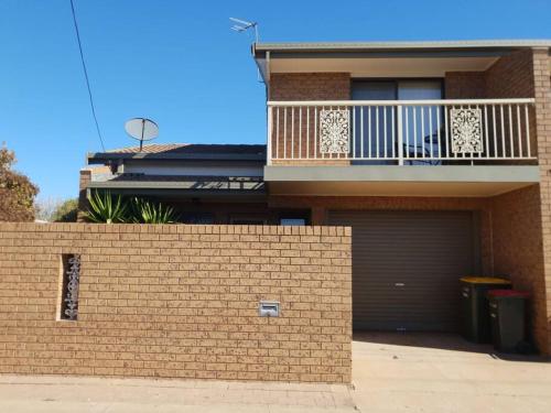 . Deakin Town House