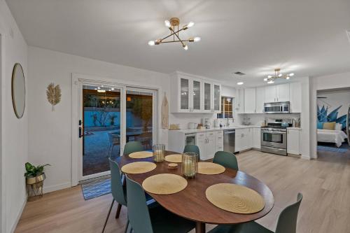 Home - 42265 Wisconsin Ave, Palm Desert in Palm Desert, USA