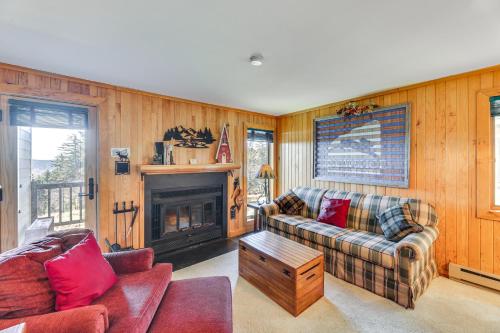 2 Mi to Snowshoe Resort Townhome with Deck! in Dunmore, USA