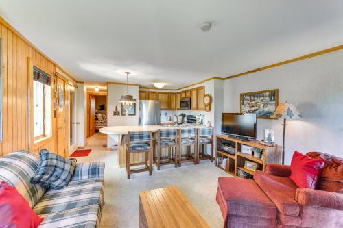 2 Mi to Snowshoe Resort Townhome with Deck! in Dunmore, USA
