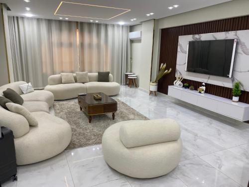 شقه فندقيه حديثه فرش جديد بالمهندسين للإيجار, Il Cairo (foto 6)