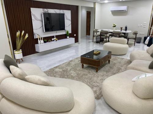 شقه فندقيه حديثه فرش جديد بالمهندسين للإيجار, Il Cairo (foto 9)