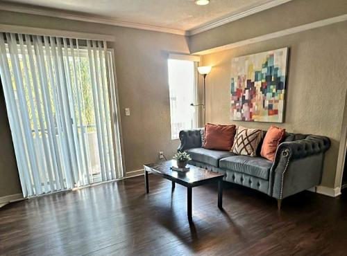Charming 2BR Apartment near Top LA Attractions in Los Angeles, USA