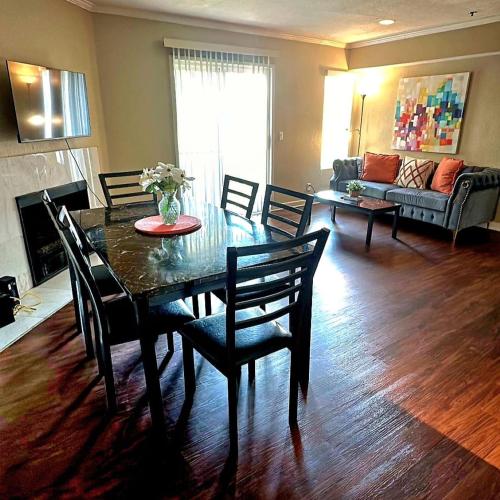 Charming 2BR Apartment near Top LA Attractions in Los Angeles, USA