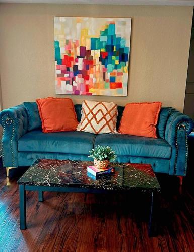Charming 2BR Apartment near Top LA Attractions in Los Angeles, USA