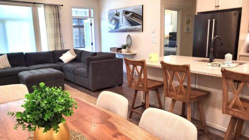 Amazing Burgundy Cottage - Short Walk To The Pools in Osoyoos, Canada
