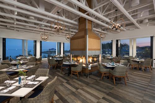 Pub/Lounge, Beautiful Condo, 2 Bedrooms and a Den in Friday Harbour Resort! in Innisfil (ON)