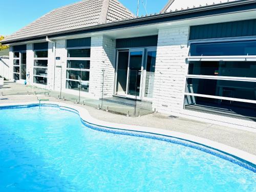 Summer Holiday 4 bedrooms house in Hamilton with pool and spa – khách sạn tại Melville