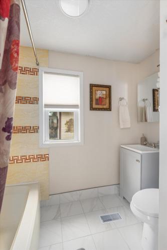 Snapdragon Apt - Charming Two Bedroom in Corcoran Neighborhood in Minneapolis, USA