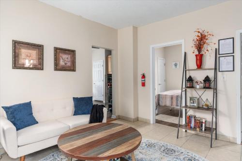 Snapdragon Apt - Charming Two Bedroom in Corcoran Neighborhood in Minneapolis, USA