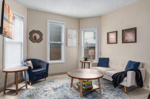 . 2BR Apartment Near Downtown with Workspace - Snapdragon