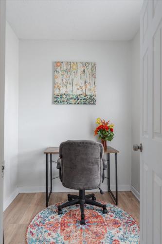 Dahlia Apartment - In Quiet Corcoran Neighborhood with Easy Access to Downtown in Minneapolis, USA