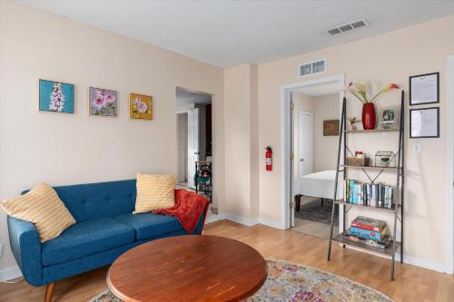 Dahlia Apartment - In Quiet Corcoran Neighborhood with Easy Access to Downtown in Minneapolis, USA