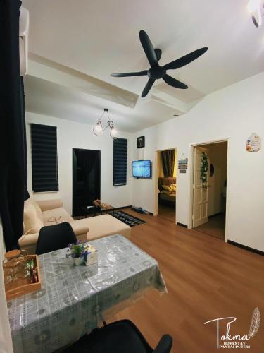 Homestay White Tokma Pantai Puteri - Tap to explore photos