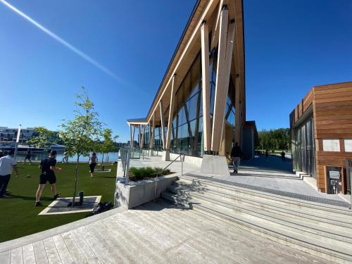 Étterem, Beautiful Condo, 2 Bedrooms and a Den in Friday Harbour Resort! in Innisfil (ON)