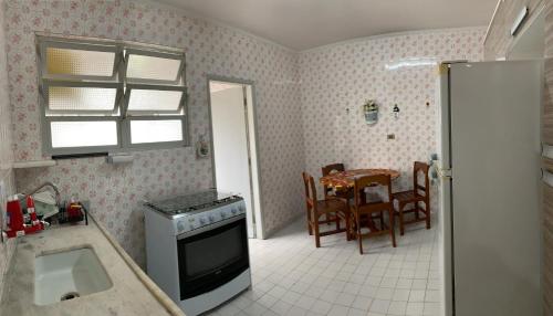 Kitchen, PIT01- Apartamento 4Min a pe da Praia da Pitangueias near Shopping La Plage