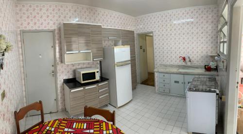 Kitchen, PIT01- Apartamento 4Min a pe da Praia da Pitangueias near Shopping La Plage