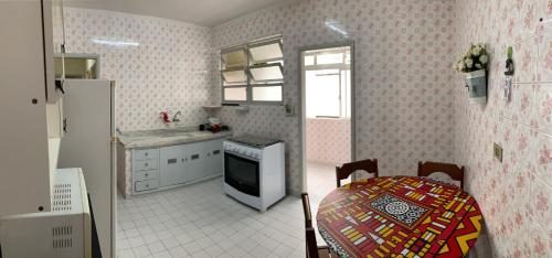 Kitchen, PIT01- Apartamento 4Min a pe da Praia da Pitangueias near Shopping La Plage