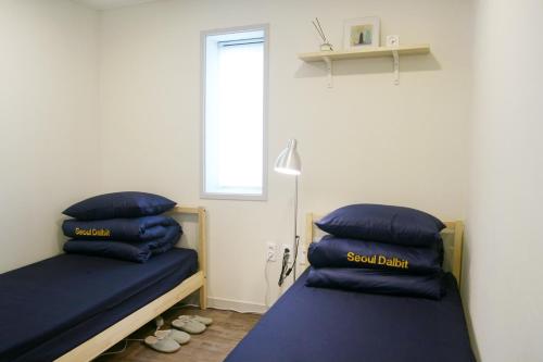 Standard Twin Room with Private Bathroom image 4