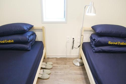 Standard Twin Room with Private Bathroom image 5