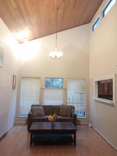 Cheap Room in Surrey- 5 Min to Town Centre in Surrey, Canada