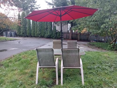 Cheap Room in Surrey- 5 Min to Town Centre in Surrey, Canada
